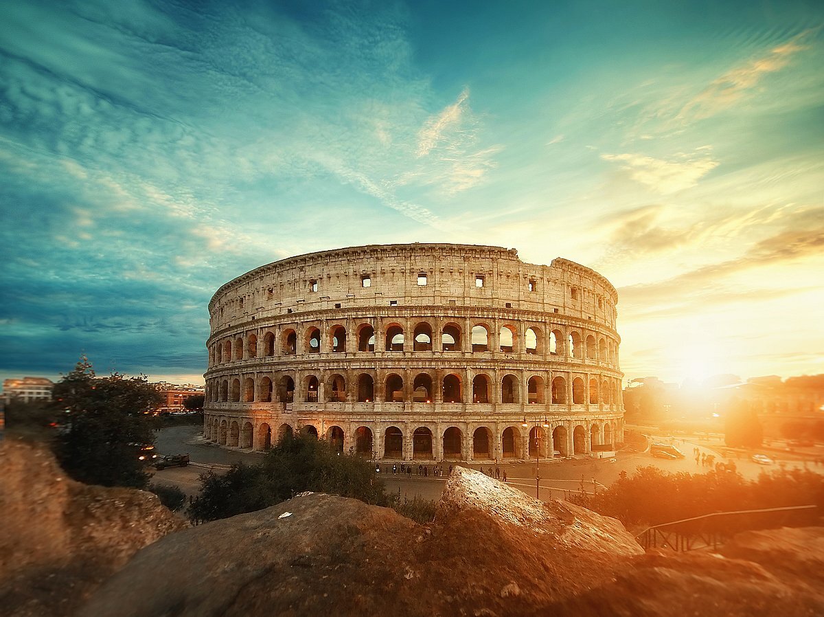 prachtige-foto-beroemde-Romeinse-Colosseum-amfitheater-adembenemende-lucht-zonsopgan