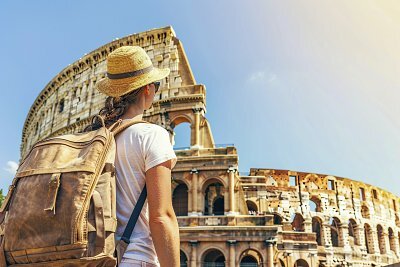 Посетители, входящие в Колизей по билетам без очереди через главные ворота