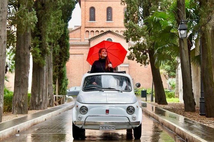 Servizio fotografico privato con una Fiat 500 e un romano, pick-up incluso