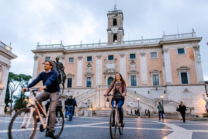 Passeio de bicicleta elétrica pela cidade de Roma em pequenos grupos