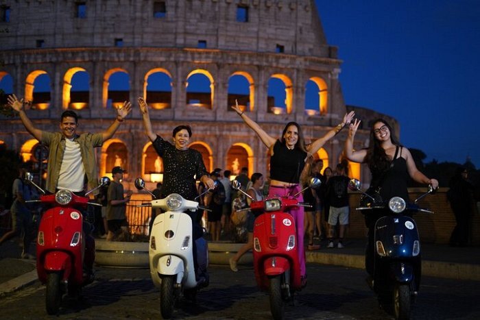 Visite nocturne de Rome en scooter Vespa avec photographe professionnel