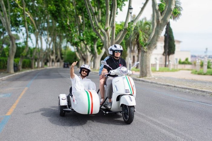 Les incontournables et les trésors cachés de Rome : visite guidée en Vespa avec side-car