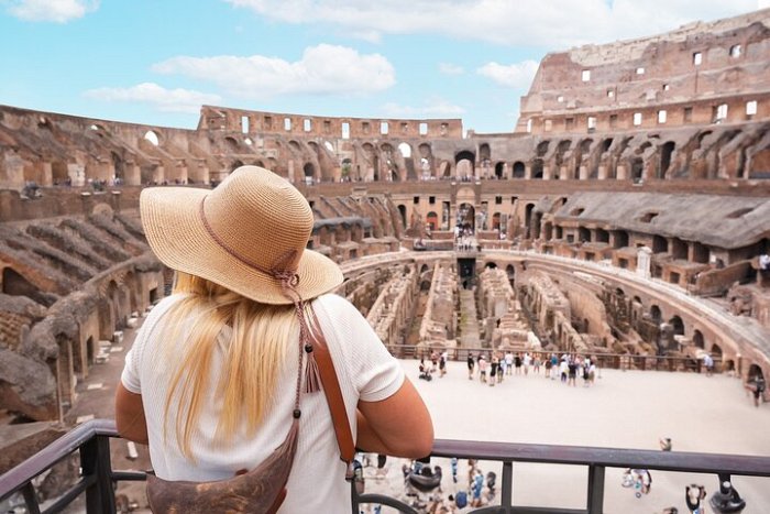 Roma: Visita al suelo de la arena del Coliseo con el Foro Romano y el Monte Palatino