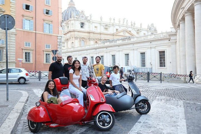 Tur Vespa dengan Kereta Samping di Roma, termasuk penjemputan, pengantaran, dan es krim