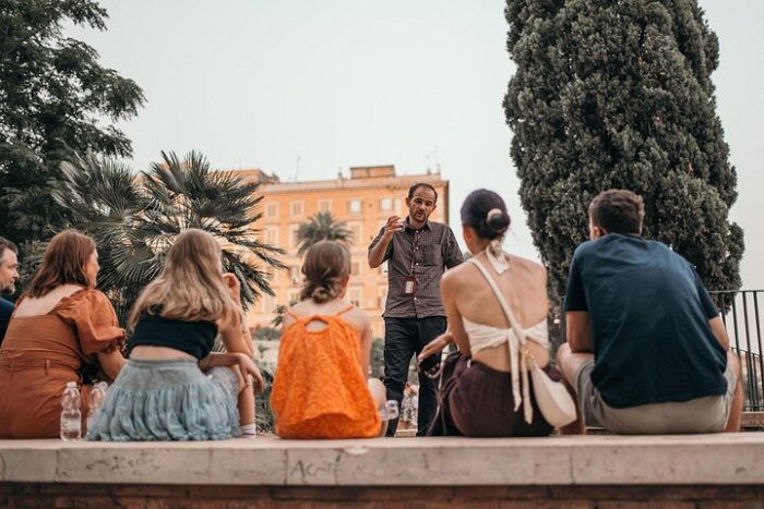 Walk the magic of Rome at night 