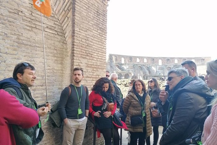 Coliseo con arena de gladiadores, foro y Palatino en español