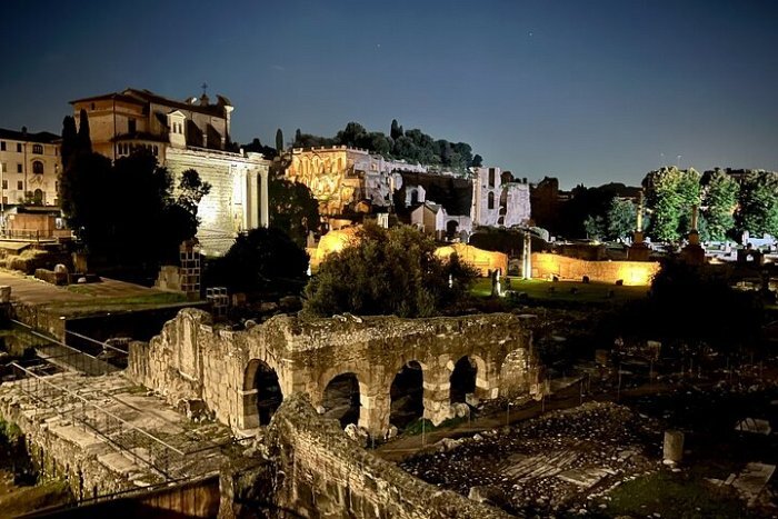 Tour notturno a piedi dell'area turistica del Colosseo e del Foro Romano