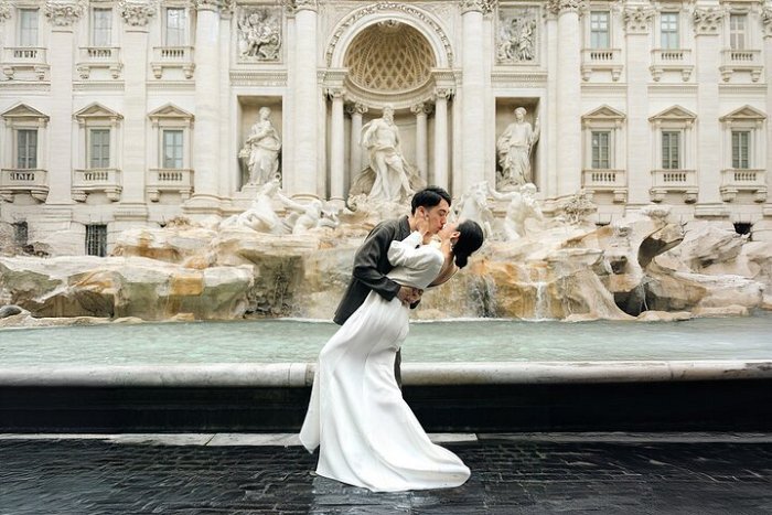Roma: Pemotretan Pagi Buta di Air Mancur Trevi  Landmark Ikonik