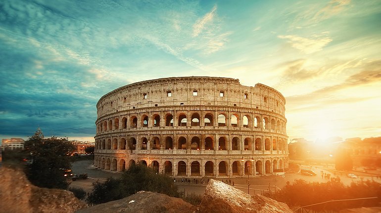 prachtige-foto-beroemde-Romeinse-Colosseum-amfitheater-adembenemende-lucht-zonsopgan