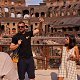 Debout sur le sol de l'arène du Colisée